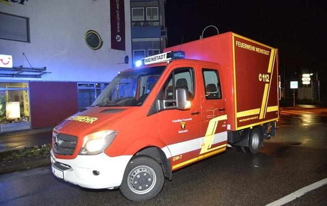 Weinstadt-Endersbach: Pkw knallt mit ueberhoehter Geschwindigkeit innerorts gegen Laterne