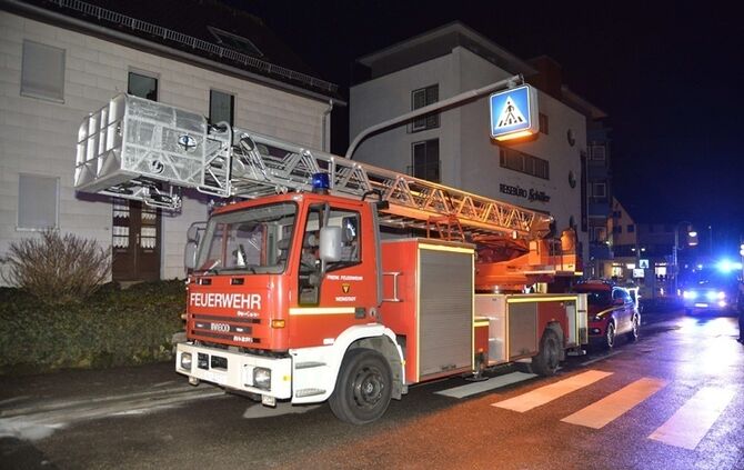 Weinstadt-Endersbach: Pkw knallt mit ueberhoehter Geschwindigkeit innerorts gegen Laterne
