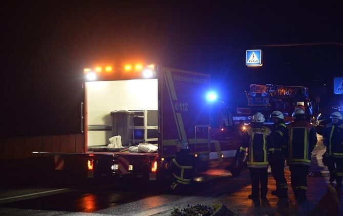 Weinstadt-Endersbach: Pkw knallt mit ueberhoehter Geschwindigkeit innerorts gegen Laterne