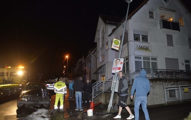 Weinstadt-Endersbach: Pkw knallt mit ueberhoehter Geschwindigkeit innerorts gegen Laterne