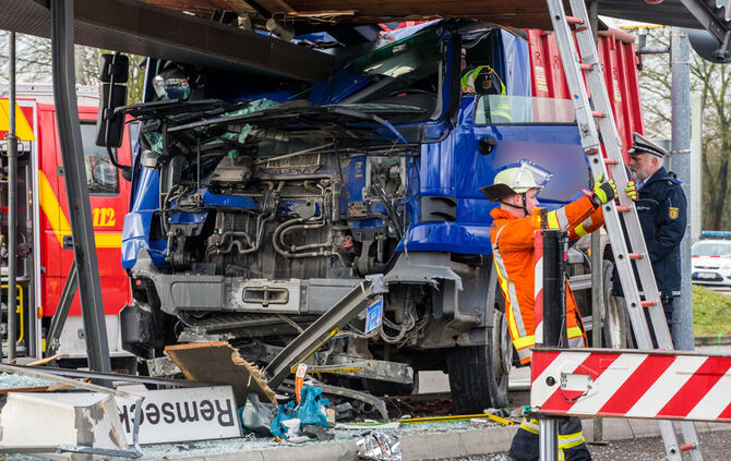 Schwerer Lkw-Unfall_25
