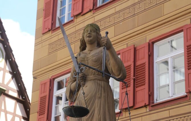 Justitia gerichtsverhandlung urteil symbol symbolbild symbolfoto
