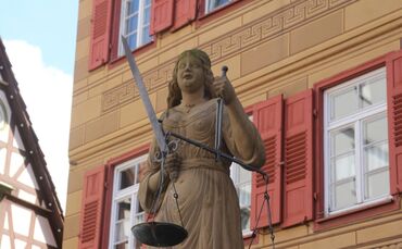 Justitia gerichtsverhandlung urteil symbol symbolbild symbolfoto