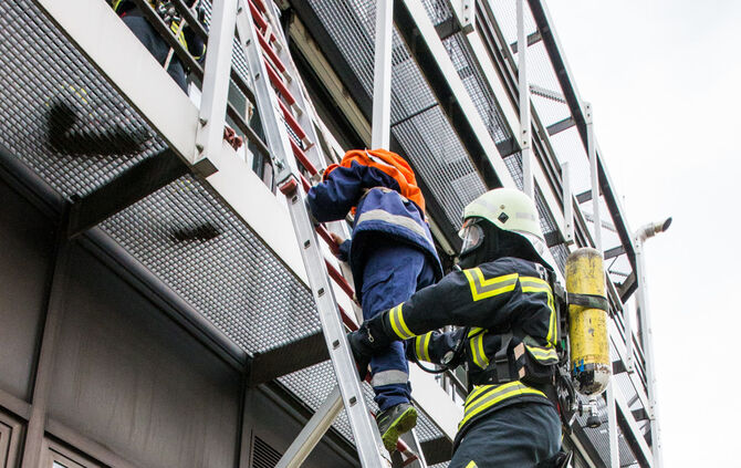 Große Feuerwehrübung bei Stihl Neustadt - Bild 33_28