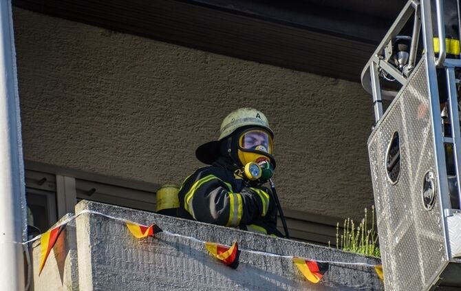 Essen auf dem Herd loest Feuerwehreinsatz aus - Bild 12_11