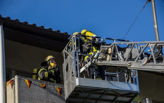 Essen auf dem Herd loest Feuerwehreinsatz aus - Bild 13_12