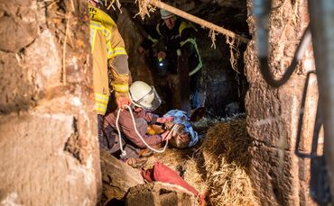 Betondecke in Stall stürzt ein: 7 Kühe mit Kälber zwischen Schutt und Betonstücken eingeklemmt - Feuerwehr und THW retten Tiere mit schwerem Bergungsgerät - Bild 15_0