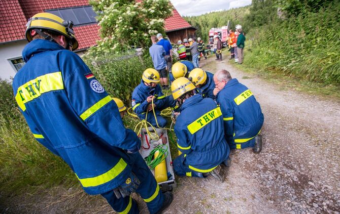 Betondecke in Stall stürzt ein: 7 Kühe mit Kälber zwischen Schutt und Betonstücken eingeklemmt - Feuerwehr und THW retten Tiere mit schwerem Bergungsgerät - Bild 01_1