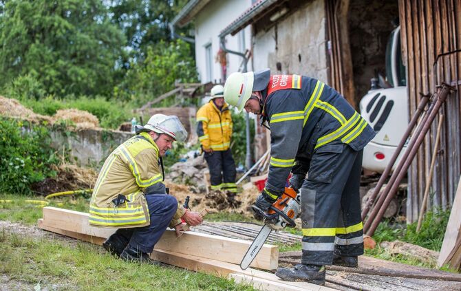 Betondecke in Stall stürzt ein: 7 Kühe mit Kälber zwischen Schutt und Betonstücken eingeklemmt - Feuerwehr und THW retten Tiere mit schwerem Bergungsgerät - Bild 07_6