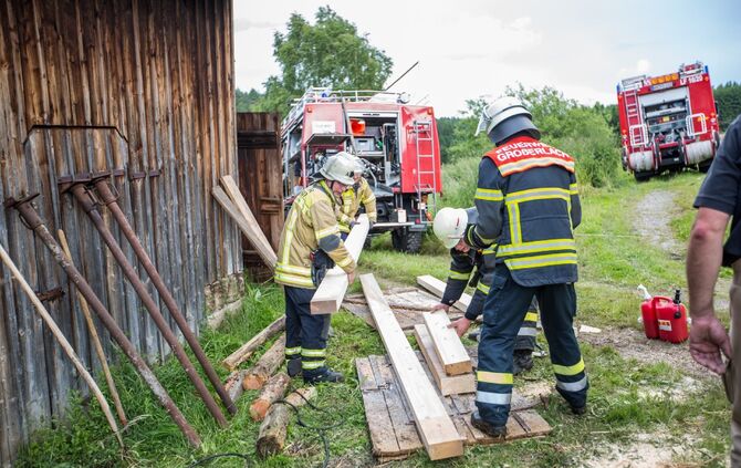 Betondecke in Stall stürzt ein: 7 Kühe mit Kälber zwischen Schutt und Betonstücken eingeklemmt - Feuerwehr und THW retten Tiere mit schwerem Bergungsgerät - Bild 09_8