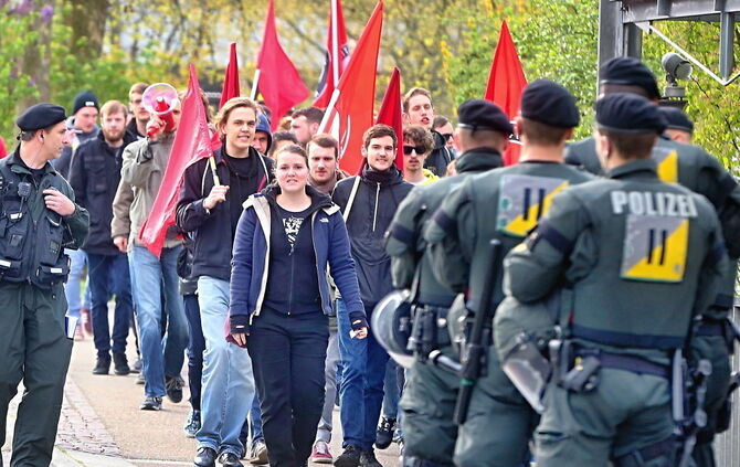 Treffen in Stuttgart: AfD-Jugend, Identitäre und das freundliche Gesicht  des NS - Nachrichten aus Stuttgart - Zeitungsverlag Waiblingen