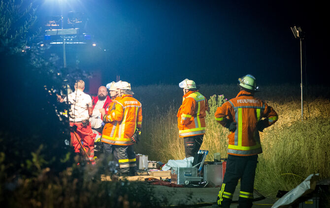 Autofahrer verunglückt und Bus festgefahren - Bild 01_0