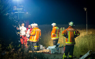 Autofahrer verunglückt und Bus festgefahren - Bild 01_0