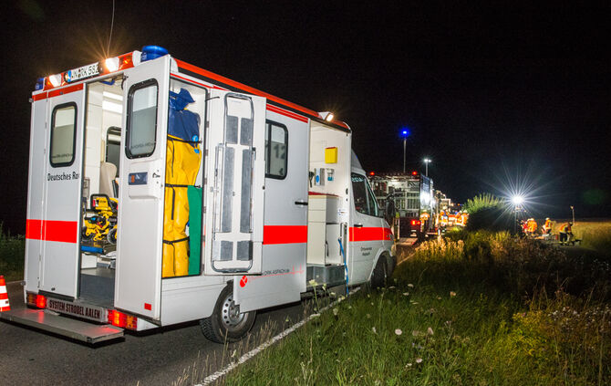 Autofahrer verunglückt und Bus festgefahren - Bild 02_1