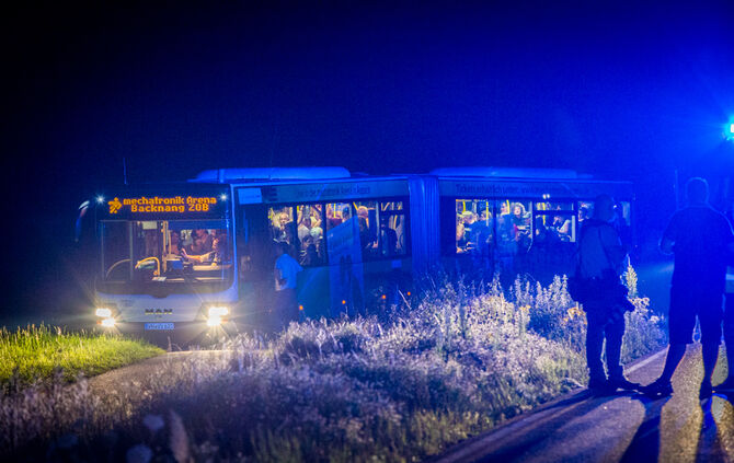 Autofahrer verunglückt und Bus festgefahren - Bild 03_2