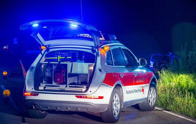 Autofahrer verunglückt und Bus festgefahren - Bild 04_3