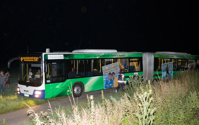 Autofahrer verunglückt und Bus festgefahren - Bild 07_6