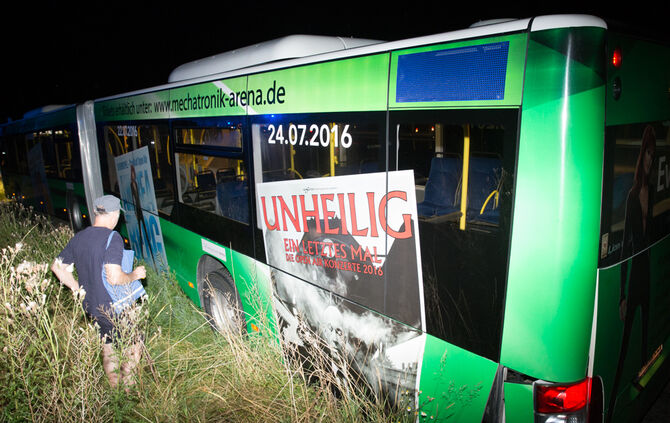 Autofahrer verunglückt und Bus festgefahren - Bild 10_8