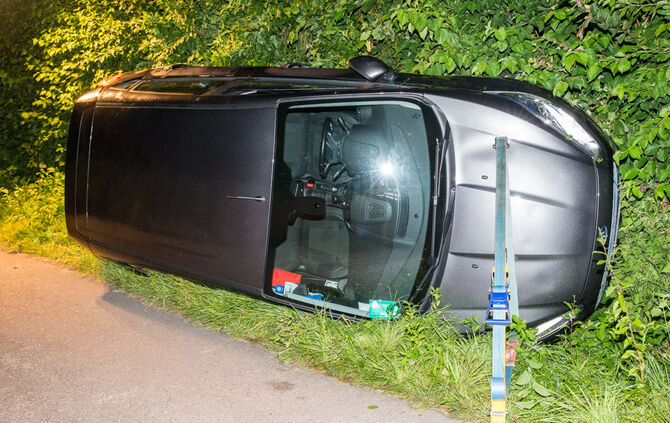 Autofahrer verunglückt und Bus festgefahren - Bild 11_9
