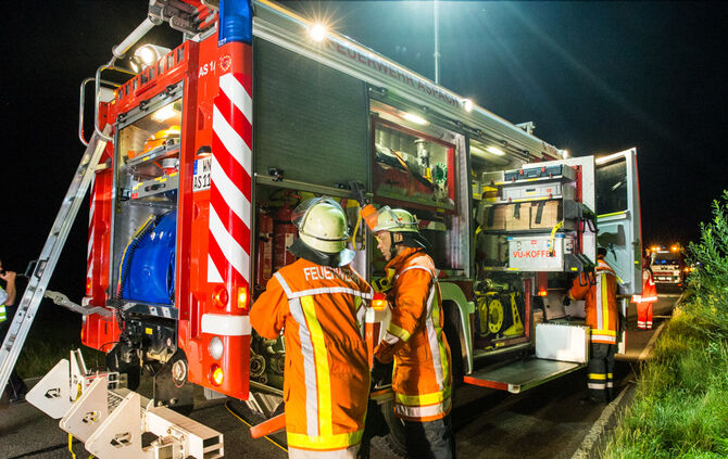 Autofahrer verunglückt und Bus festgefahren - Bild 12_10
