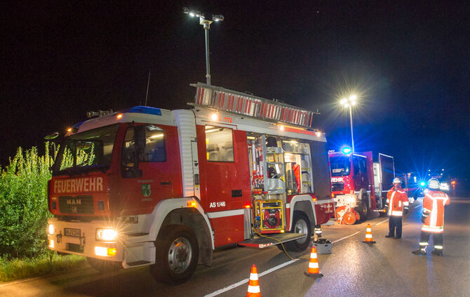 Autofahrer verunglückt und Bus festgefahren - Bild 13_11
