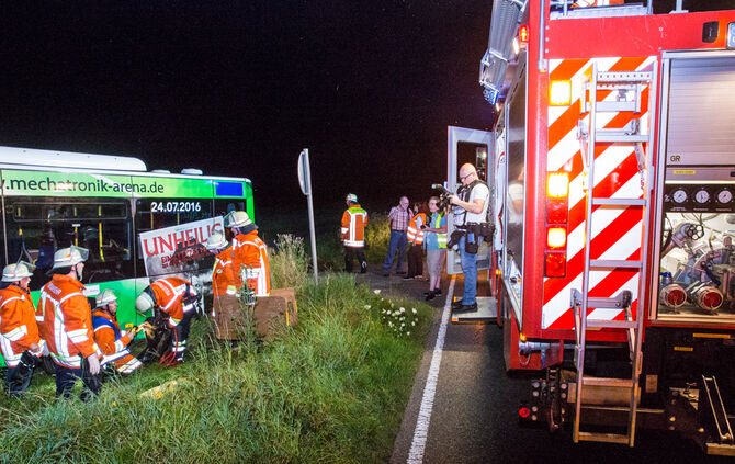 Autofahrer verunglückt und Bus festgefahren - Bild 14_12