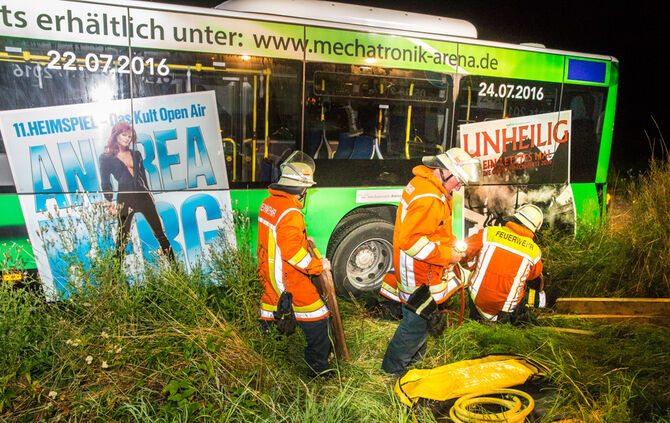 Autofahrer verunglückt und Bus festgefahren - Bild 15_13