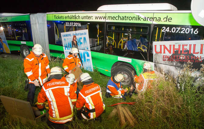 Autofahrer verunglückt und Bus festgefahren - Bild 16_14