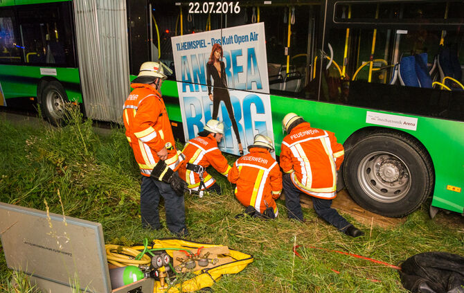 Autofahrer verunglückt und Bus festgefahren - Bild 20_17