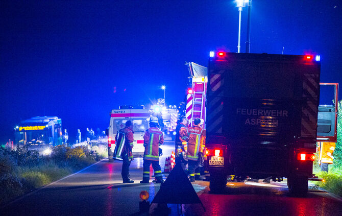 Autofahrer verunglückt und Bus festgefahren - Bild 21_18
