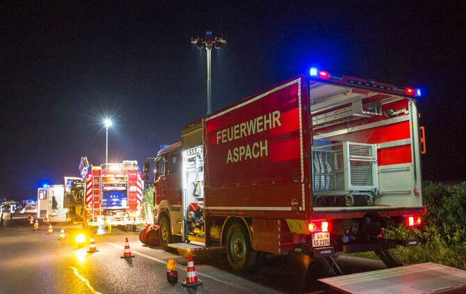 Autofahrer verunglückt und Bus festgefahren - Bild 22_19
