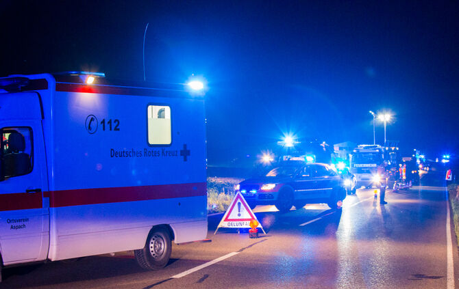 Autofahrer verunglückt und Bus festgefahren - Bild 23_20