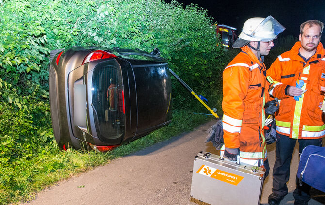 Autofahrer verunglückt und Bus festgefahren - Bild 24_21