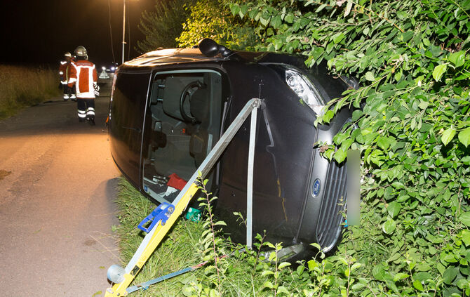 Autofahrer verunglückt und Bus festgefahren - Bild 25_22