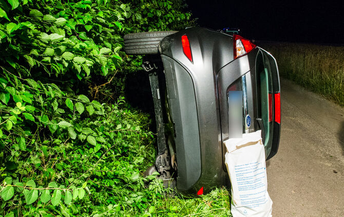 Autofahrer verunglückt und Bus festgefahren - Bild 26_23