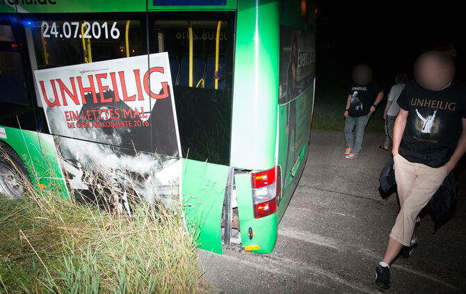 Autofahrer verunglückt und Bus festgefahren - Bild 09_24