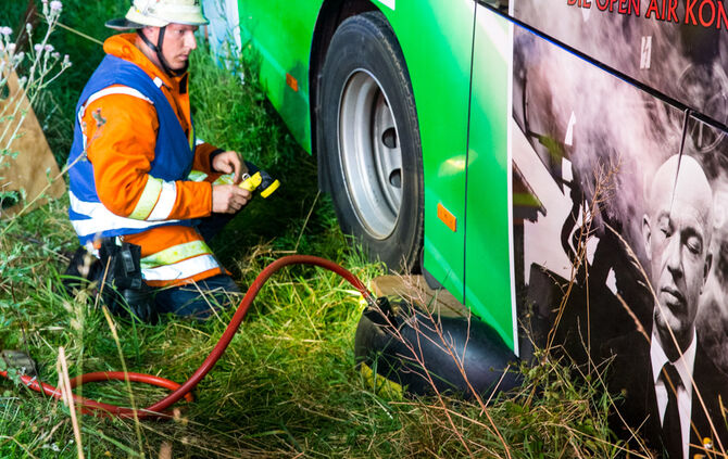 Autofahrer verunglückt und Bus festgefahren - Bild 18_25