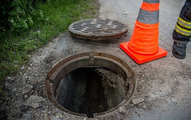 Hund verschwindet in Wasserrohr_0