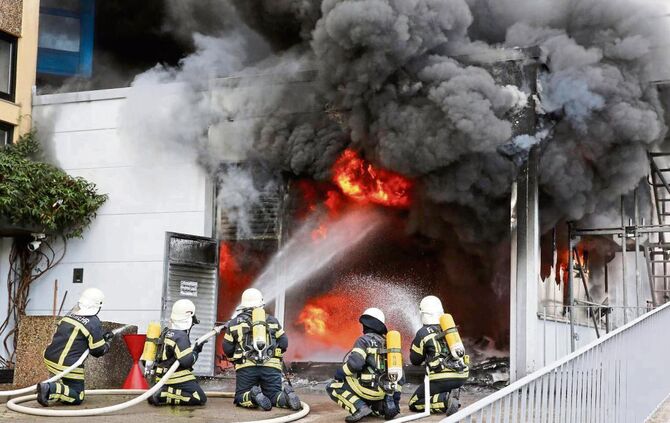 Brand Waiblingen Hegnach Lagerhalle vollbrand komplett ausgebrand