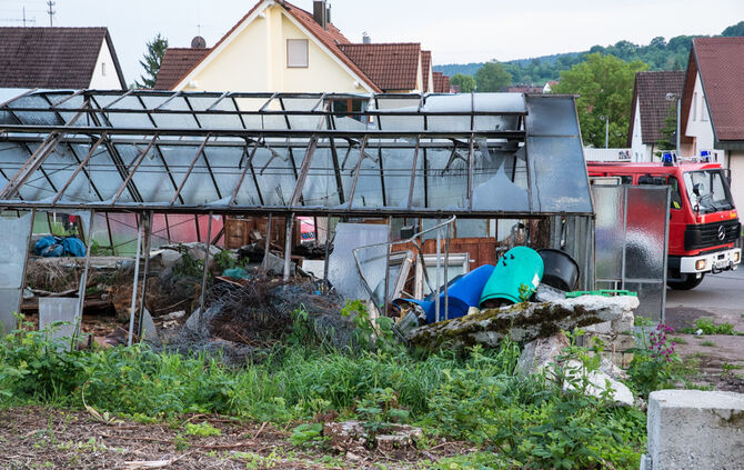 Brand in Gewächshaus - Bild 11_12