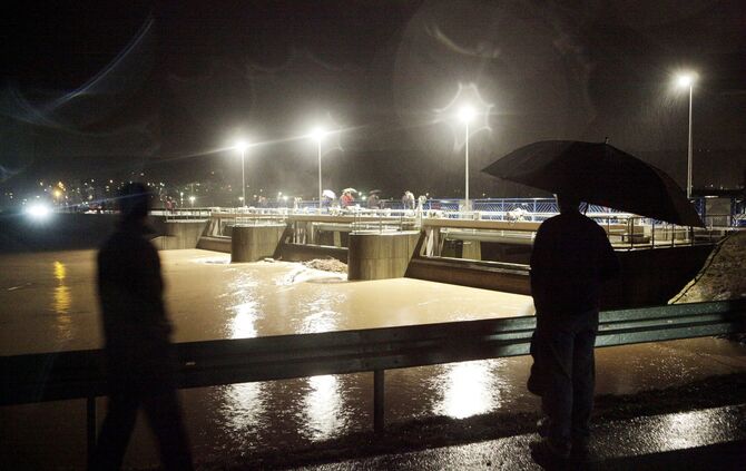 das regenrueckhaltebecken bei winterbach  bei nacht  foto habermann