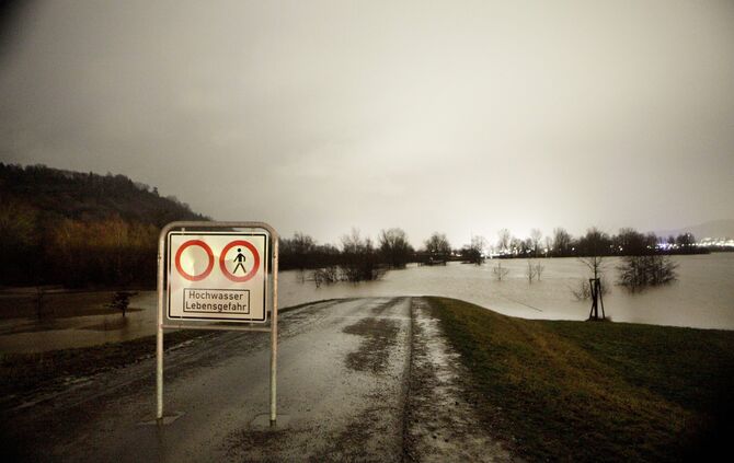 das regenrueckhaltebecken bei winterbach  bei nacht  foto habermann