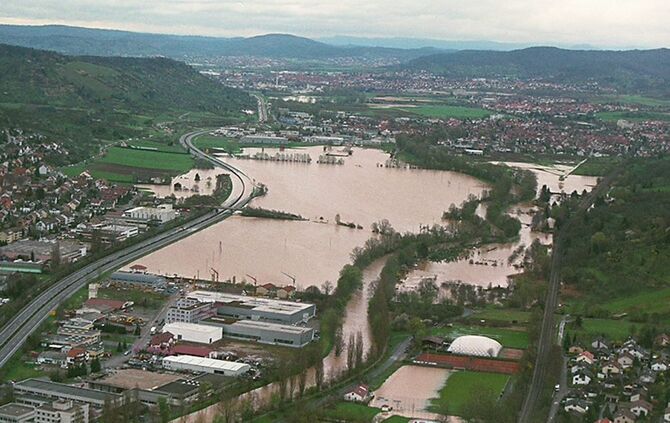 hochwasser vom maerz 2002  hier zwischen winterbach und remshalden   die rems aht die B 29 überflutet  Bild Foto des Regierungsp