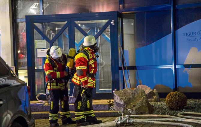 Gebäudevollbrand in Welzheim sorgt für nächtlichen Großeinsatz der Feuerwehr