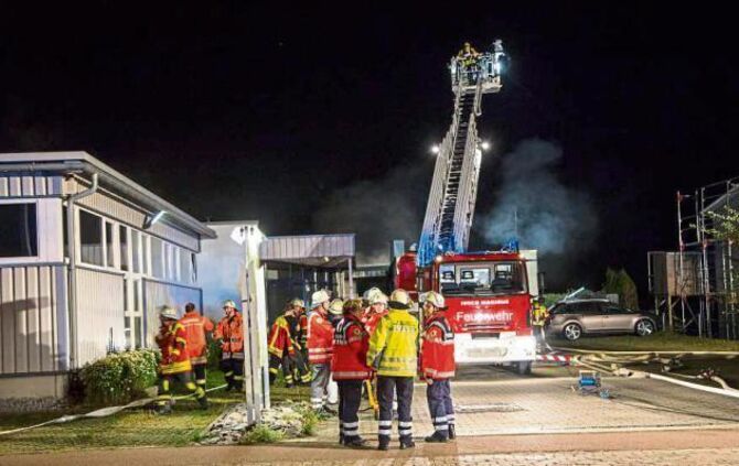 Gebäudevollbrand in Welzheim sorgt für nächtlichen Großeinsatz der Feuerwehr