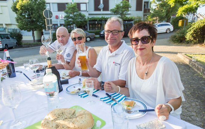 Die Projektgruppe Rathausvorplatz lud zum stilvollen „White Dinner“ / Genussvoller Sommerabend in der Ortschaftsmitte_0