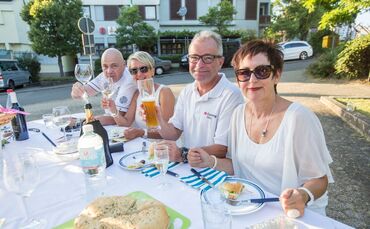 Die Projektgruppe Rathausvorplatz lud zum stilvollen „White Dinner“ / Genussvoller Sommerabend in der Ortschaftsmitte_0