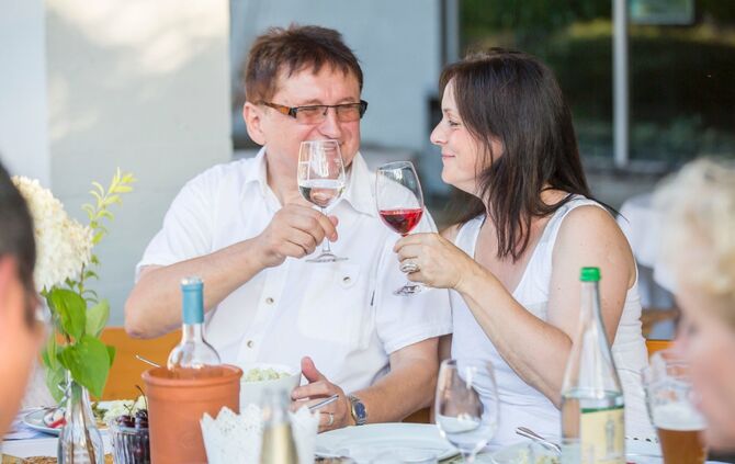Die Projektgruppe Rathausvorplatz lud zum stilvollen „White Dinner“ / Genussvoller Sommerabend in der Ortschaftsmitte_1