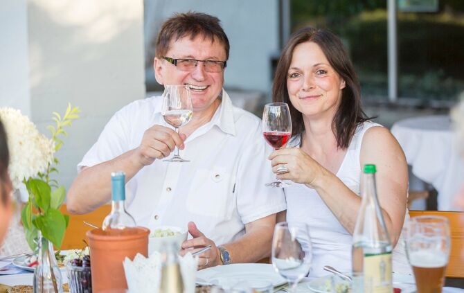 Die Projektgruppe Rathausvorplatz lud zum stilvollen „White Dinner“ / Genussvoller Sommerabend in der Ortschaftsmitte_2