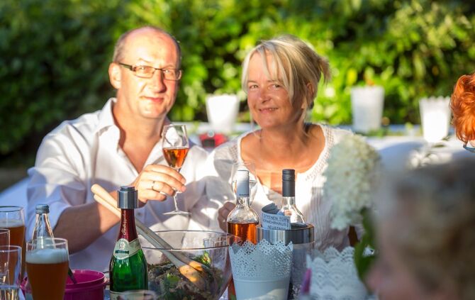 Die Projektgruppe Rathausvorplatz lud zum stilvollen „White Dinner“ / Genussvoller Sommerabend in der Ortschaftsmitte_3